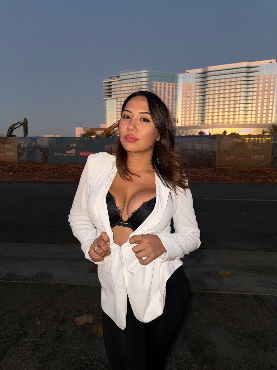 Take a pause and enjoy Ali Cruz — streaming from Douala