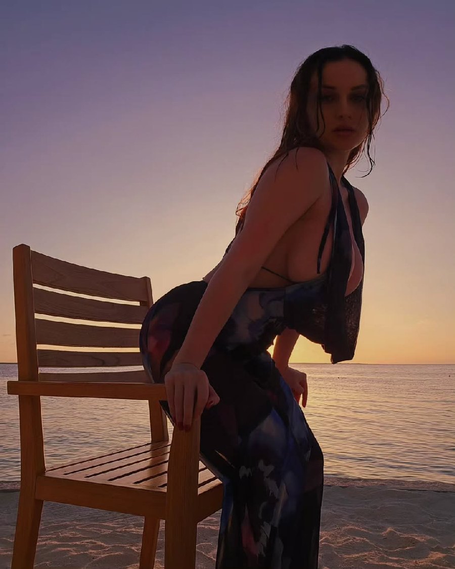 Sexy girl Miranda Faith nude in Douala