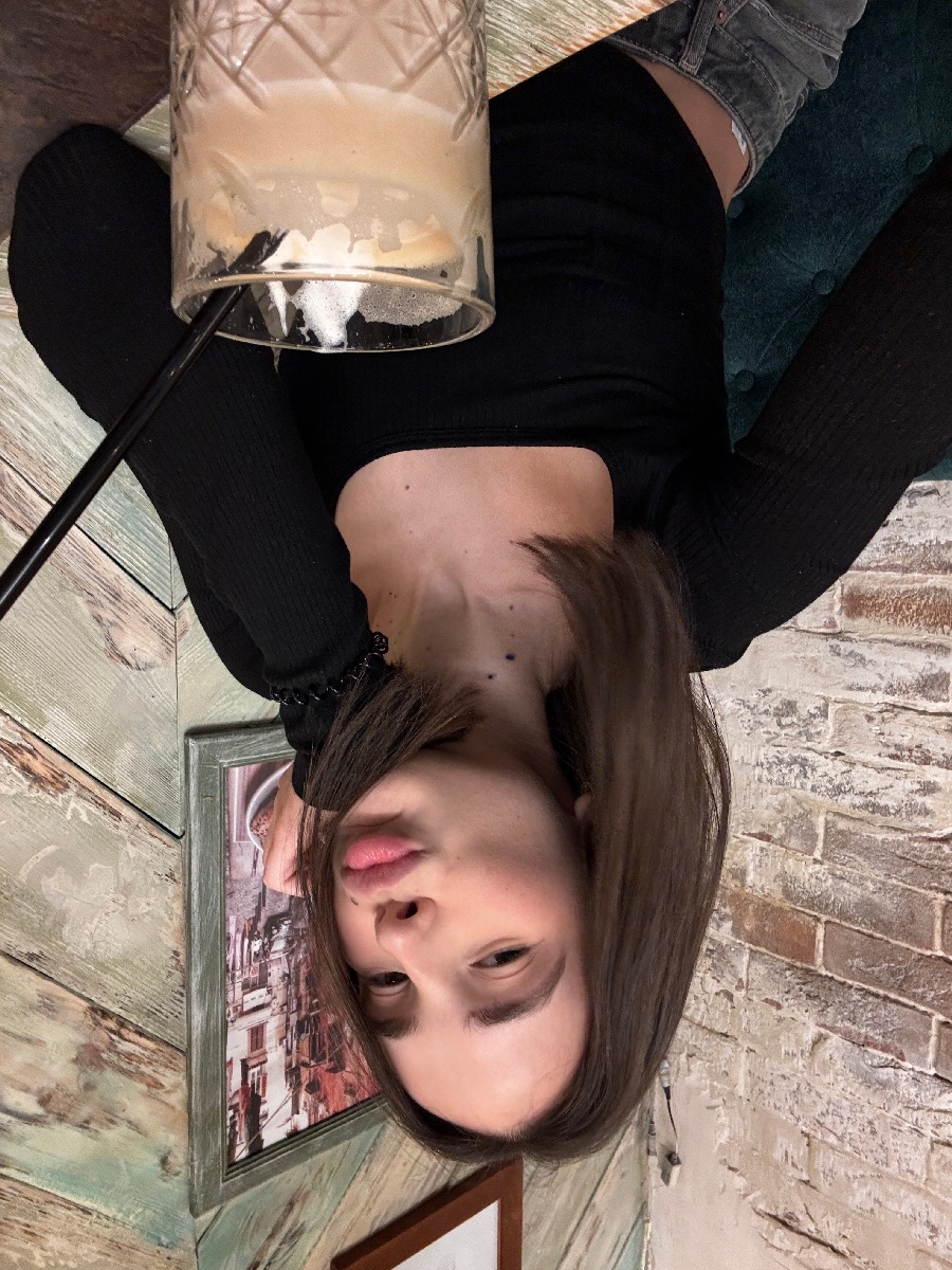 Fresh photos, fresh mood — Tina online in Douala